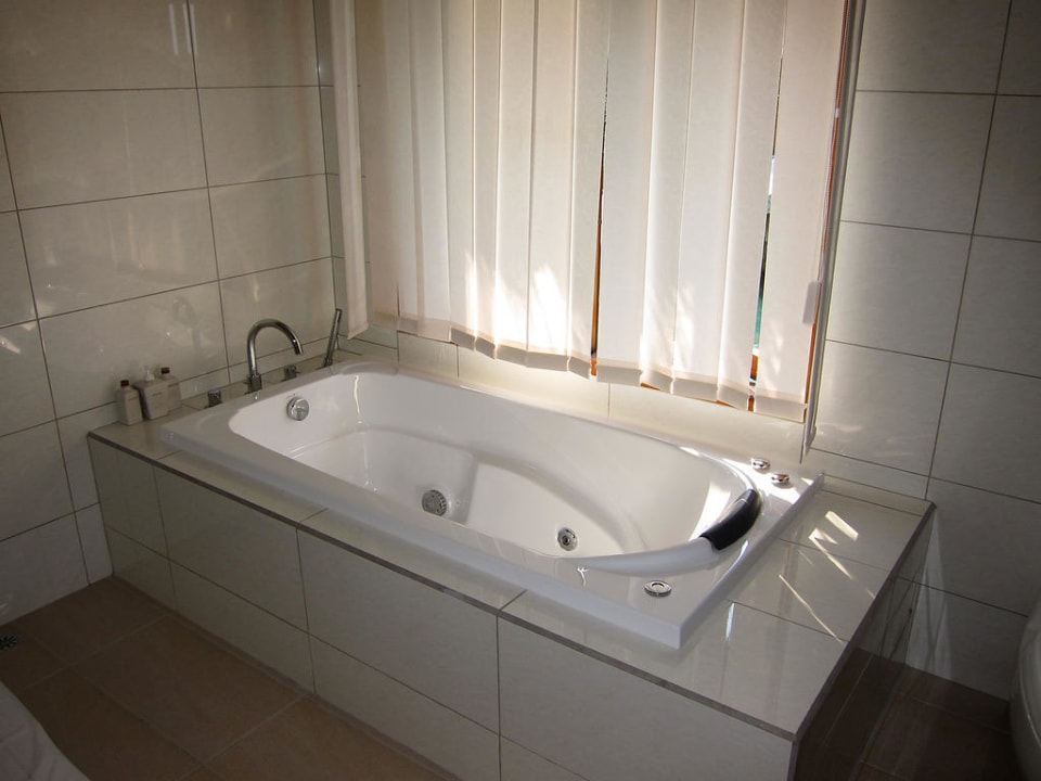 Badewanne in der Wasservilla Veligandu Maldives Resort Island