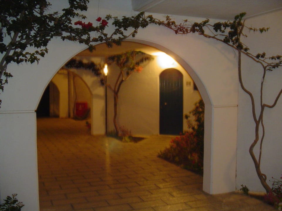 Bungalowanlaga am Abend TUI KIDS CLUB Alex Beach