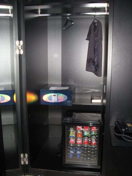 Kleiderschrank, Safe und Minibar in einem Boutique Hotel Maxime