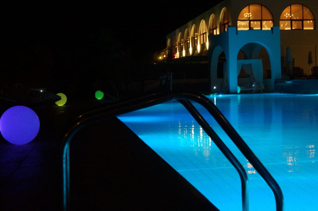 Pool am Abend TUI BLUE Oceanis Beach and Spa Resort