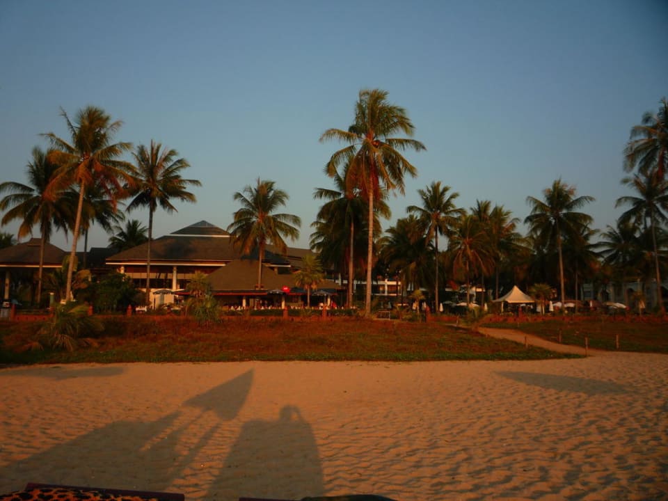 Hotel bei Sonnenuntergang Khaolak Orchid Beach Resort