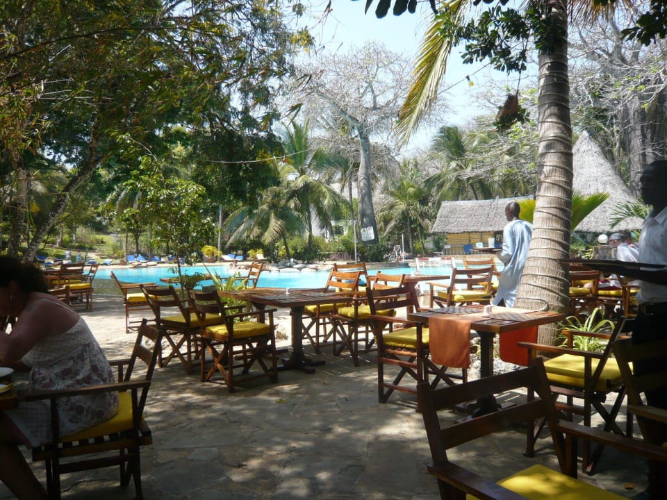 Frühstücken, Mittagessen und Kaffeetrinken am Pool Hotel Papillon Lagoon Reef