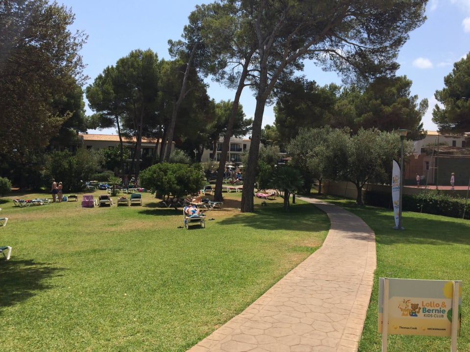 Weg von den Appartements zum Hauptgebäude/Pool Protur Floriana Resort Aparthotel