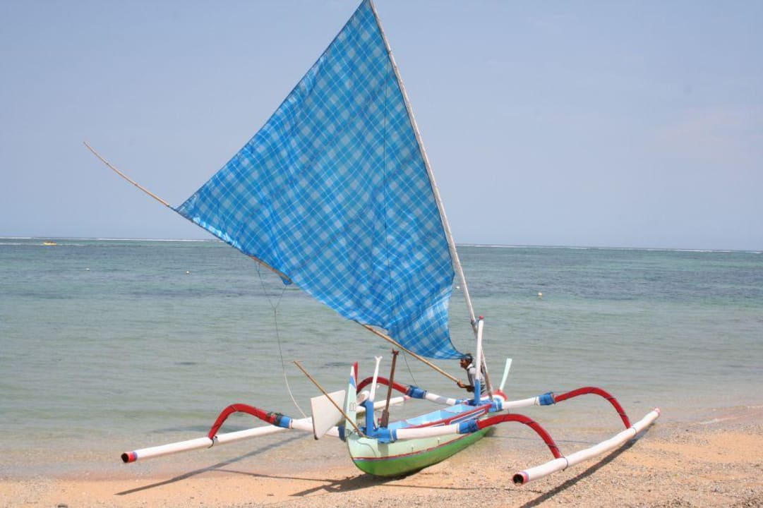 Auslegerboot am Strand Puri Santrian