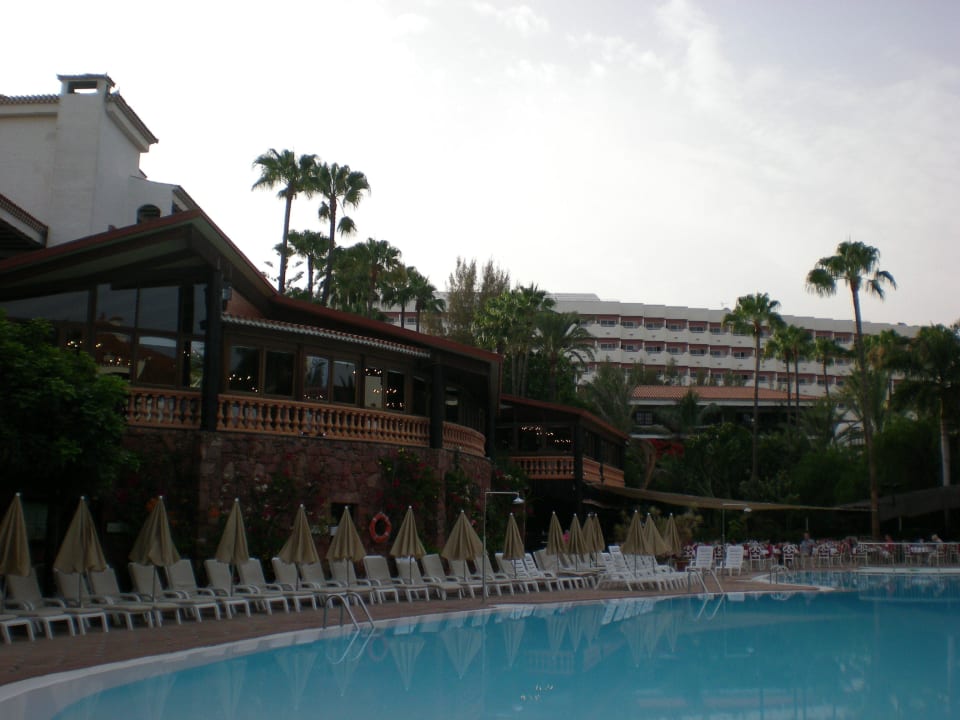 Blick auf das Restaurant aus dem Pool Hotel Parque Tropical