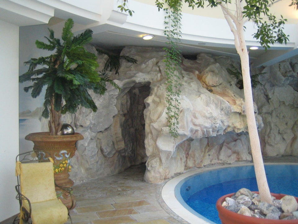 Wasserfall in Poolanlage Alpina Alpendorf