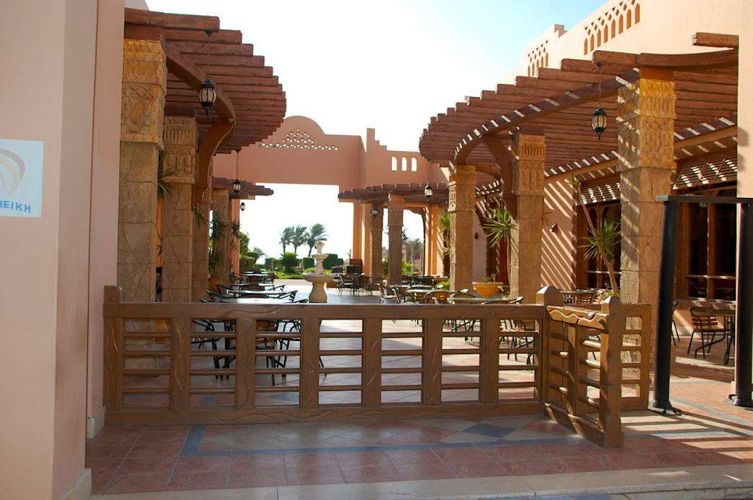 Eingang zum Hotel Charmillion Sea Life Resort