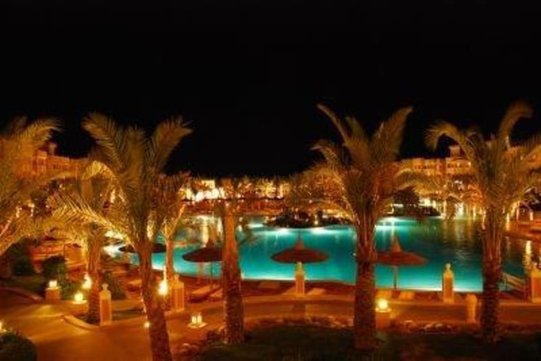 Abendblick auf die Poolanlage Pickalbatros Palace Resort