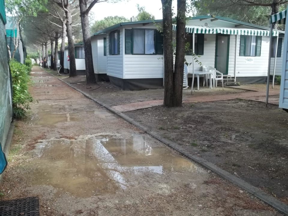 Nach dem regen wege überschwemmt Camping Free Beach