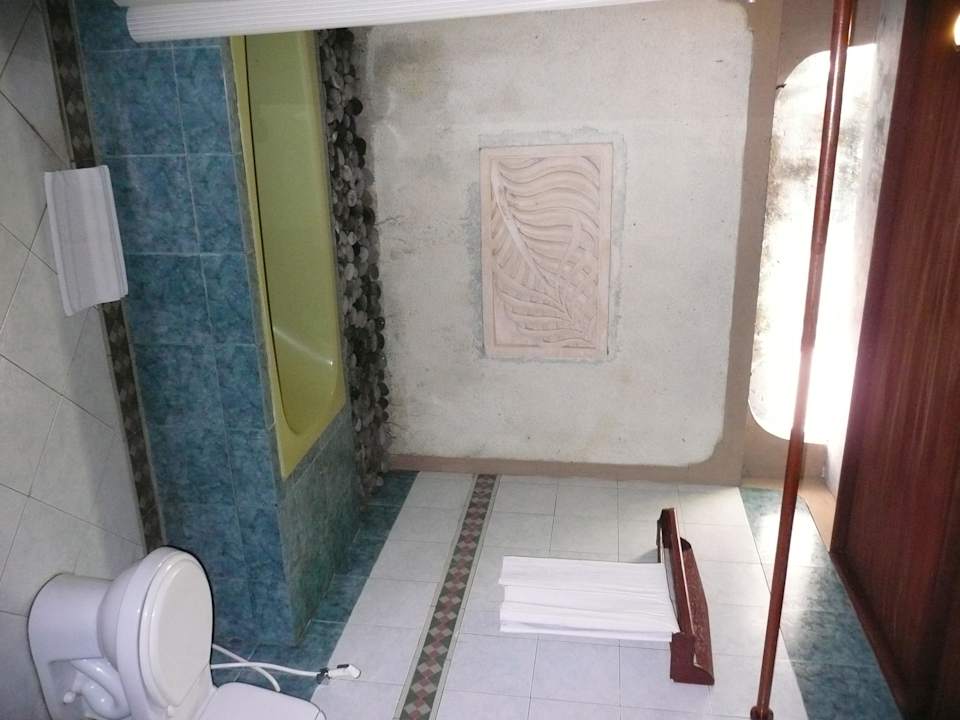 Das teilweise offene Bad The Natia Hotel