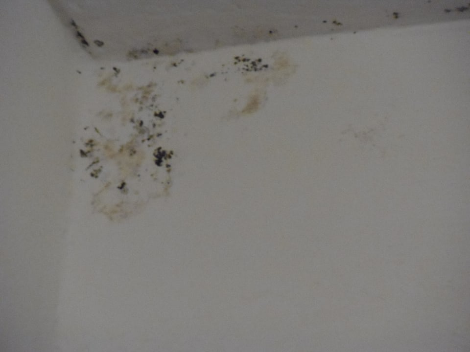 "Bad mit Schimmel an der Decke" Hotel Royal Village (Limone