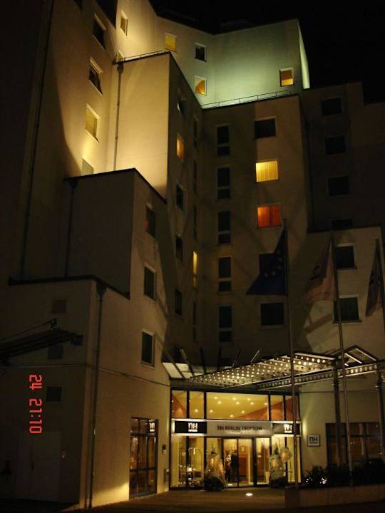 Hotelfront bei Nacht ibis Styles Berlin Treptow