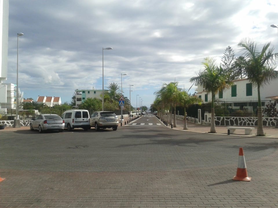 Direkt aus dem Hotel raus und 400 m bis zum Strand Servatur Playa Bonita
