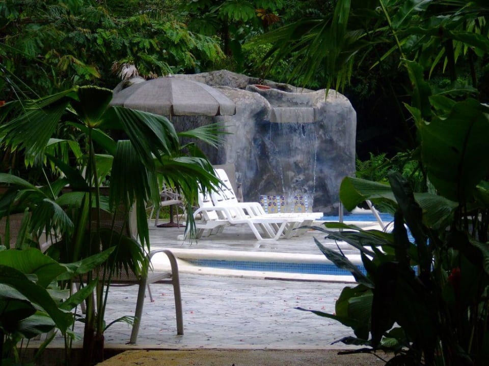 Blick auf die eine Poollandschaft Hotel Pachira Lodge