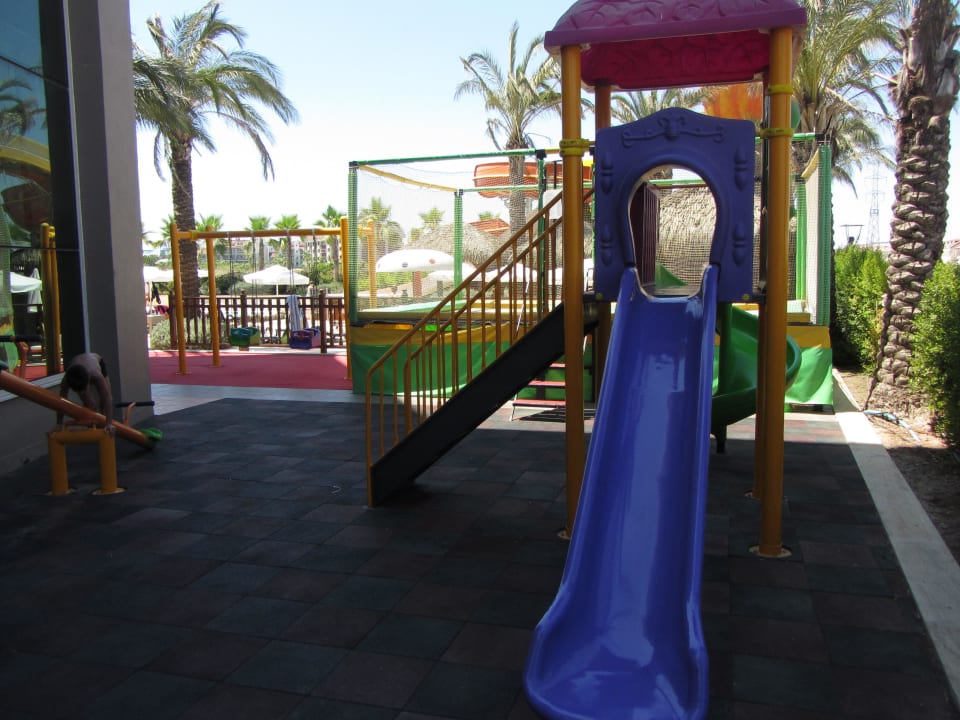 Kinderbereich vom Select schön im Schatten Side Crown Palace