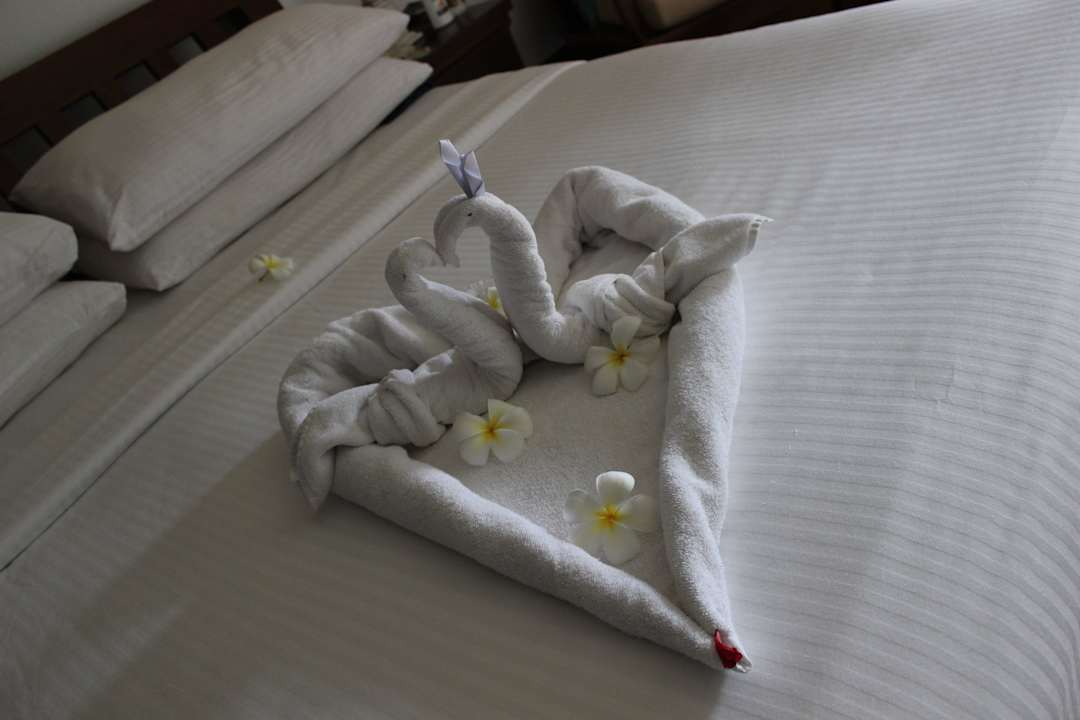 Deko auf dem Bett vom netten Zimmerboy Hotel Jetwing Beach