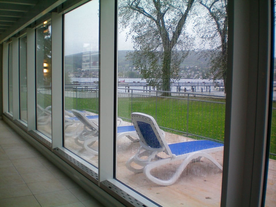Aussicht vom Schwimmbad auf den See Hotel Höri am Bodensee