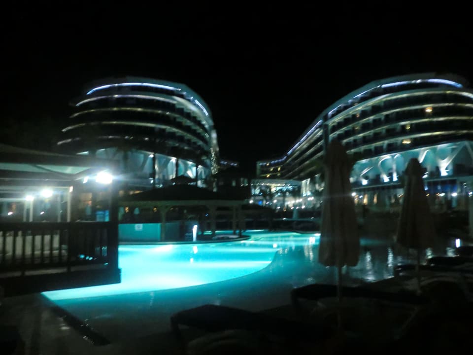 Außenansicht bei Nacht Vikingen Infinity Resort & Spa