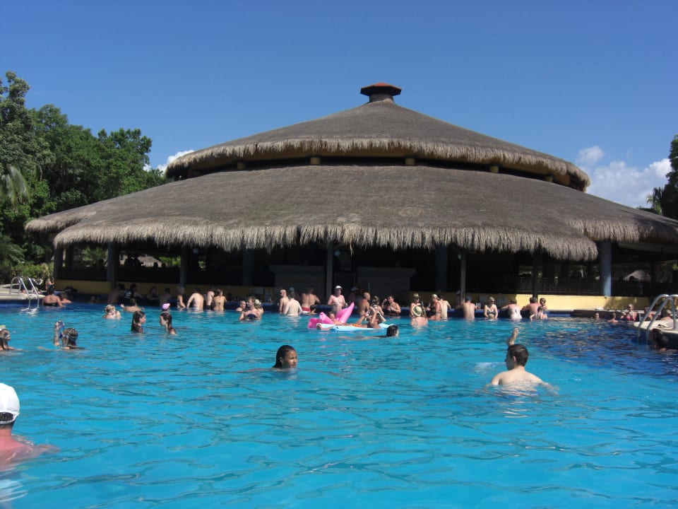 ...nicht gerade sehr sauber durch die Poolbar! Hotel Riu Tequila