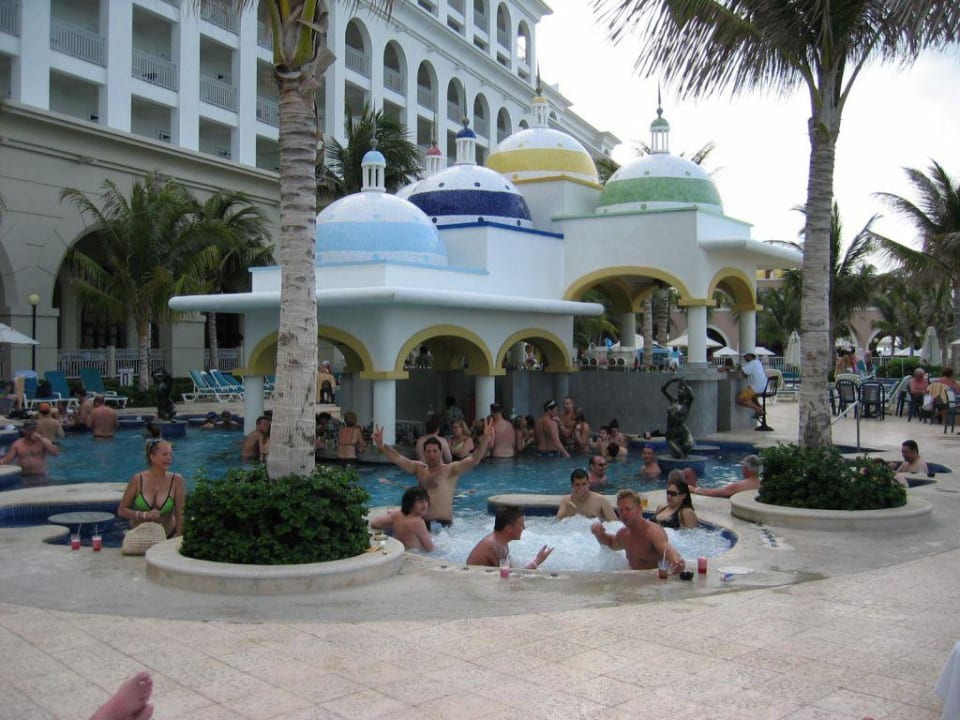 Partylaune an der Swimmupbar Hotel Riu Cancun