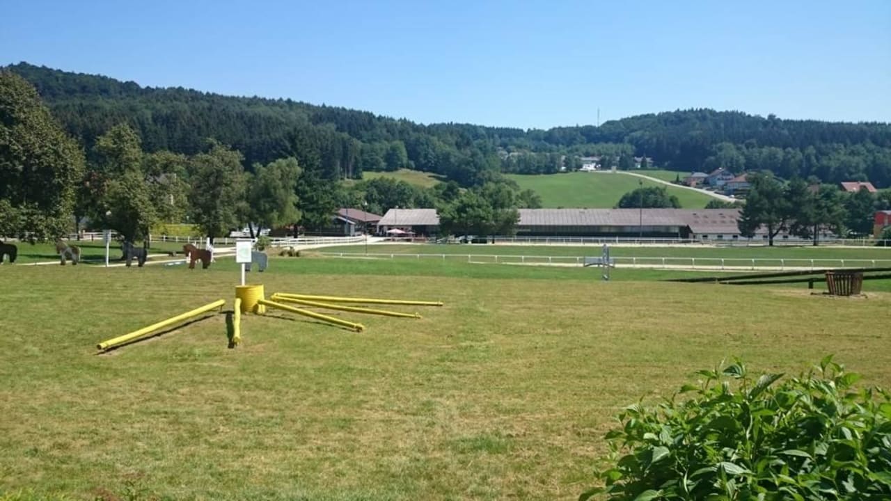 Von der Frühstücksterrasse auf die Reitanlage Reitzentrum Hausruckhof