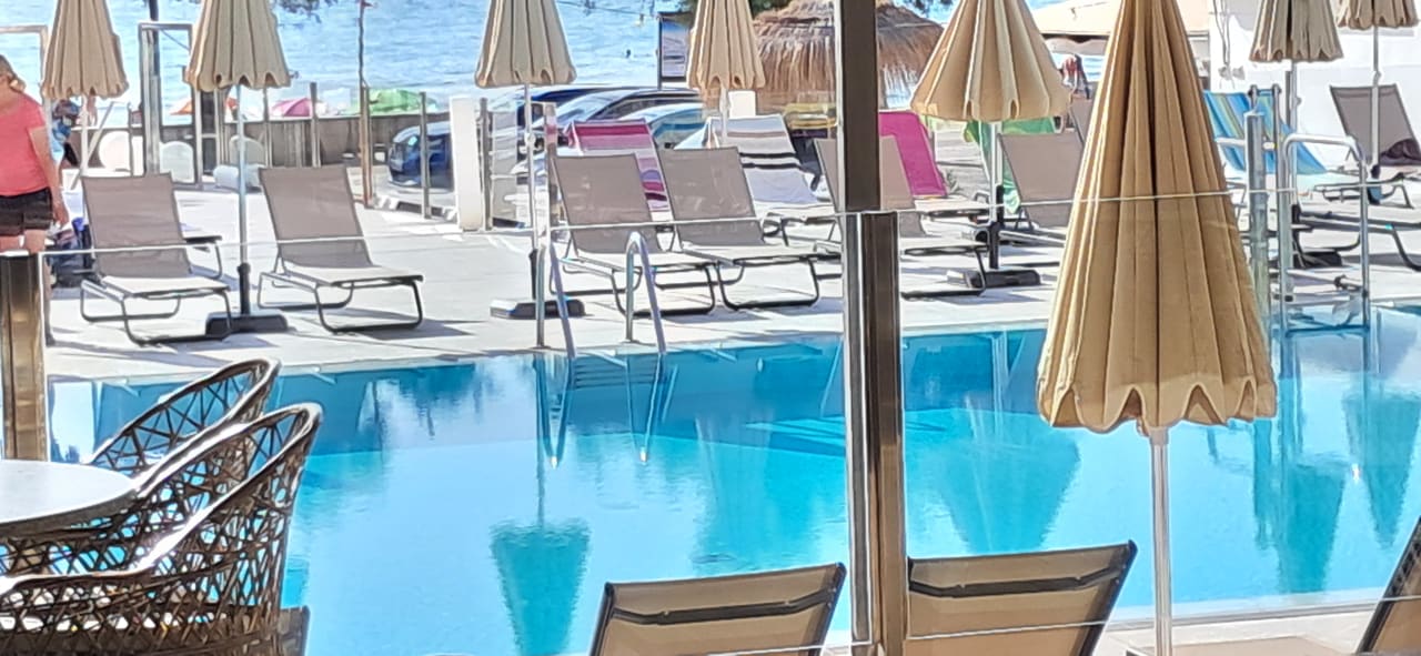 Pool R2 Veronica Beach Hotel