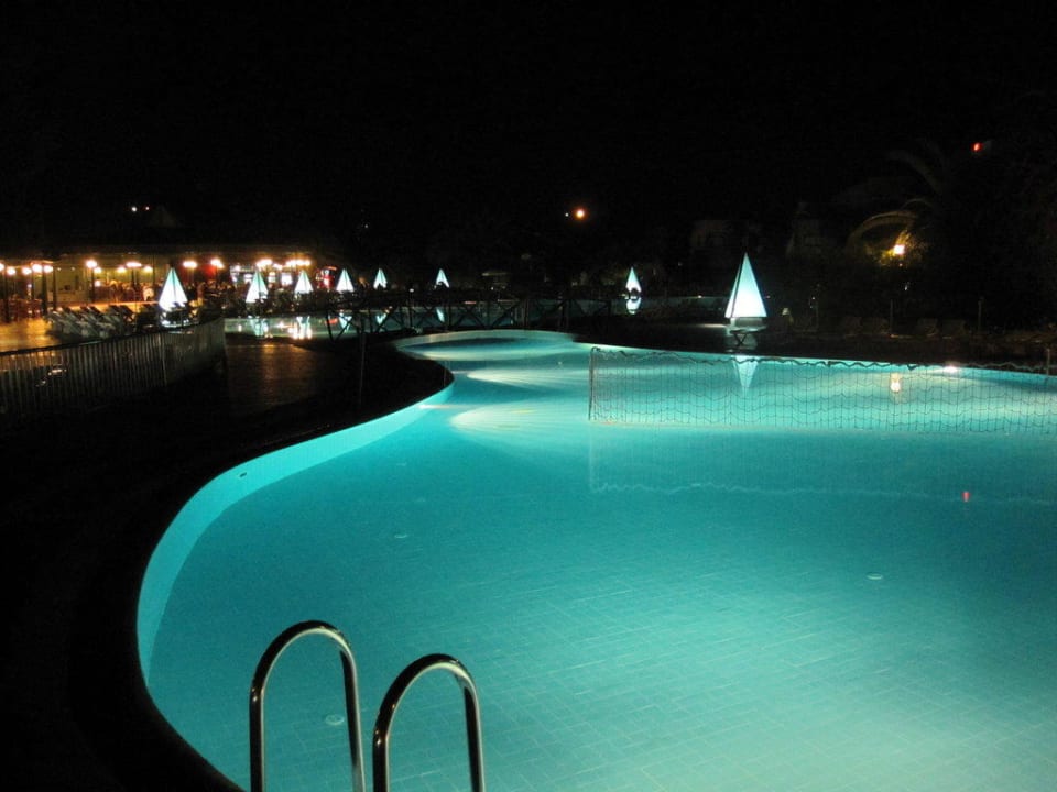 Pool mit Beleuchtung bei VONRESORT Golden Beach