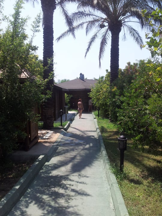 Weg vom Wasserrutschenpool zur Snack-Bar Trendy Aspendos Beach Hotel