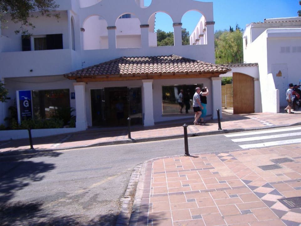 Eingang zum Hotel Pins und zur Rezeption Gavimar Ariel Chico Club & Resort
