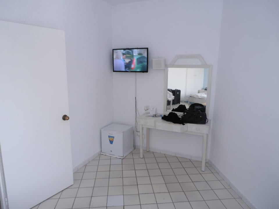 Zimmer mit TV und Kühlschrank Hotel Neptunia Skanes