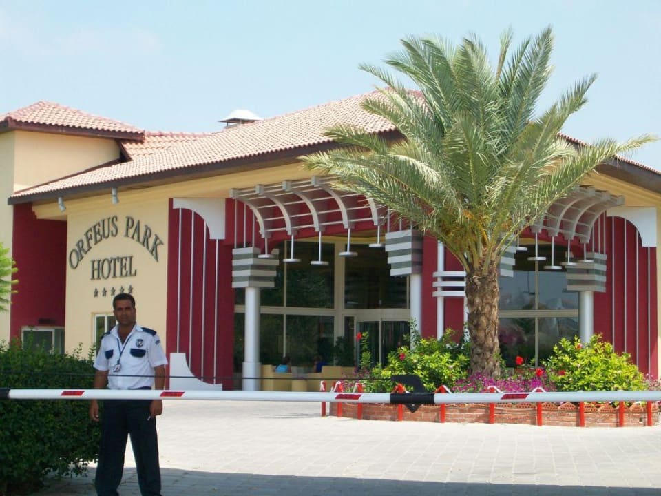 Einfahrt zum Hotel Hotel Orfeus Park