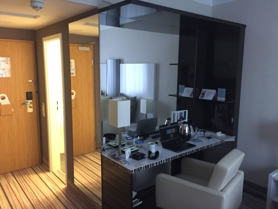 Zimmer und Flur Mercure Hotel Wiesbaden City