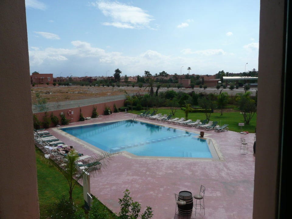 Ausblick aus dem Zimmer auf den Pool Ibis Hotel Moussafir Marrakech Palmeraie