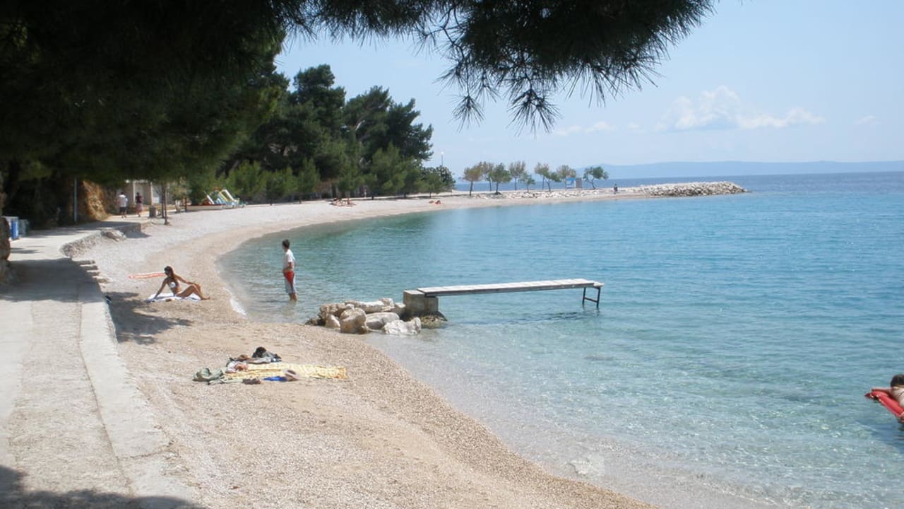 Kiesstrand am Hotel Bluesun Hotel Berulia