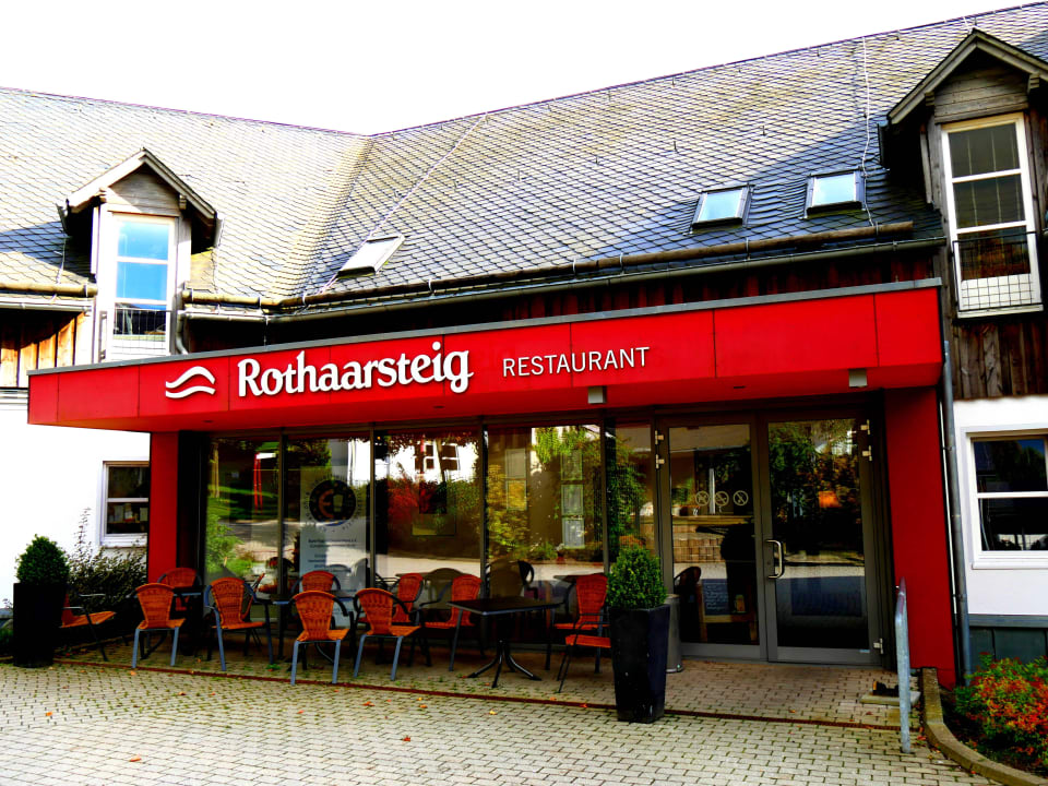 Blick auf den Eingang zu zwei der drei Restaurants Hapimag Resort Winterberg