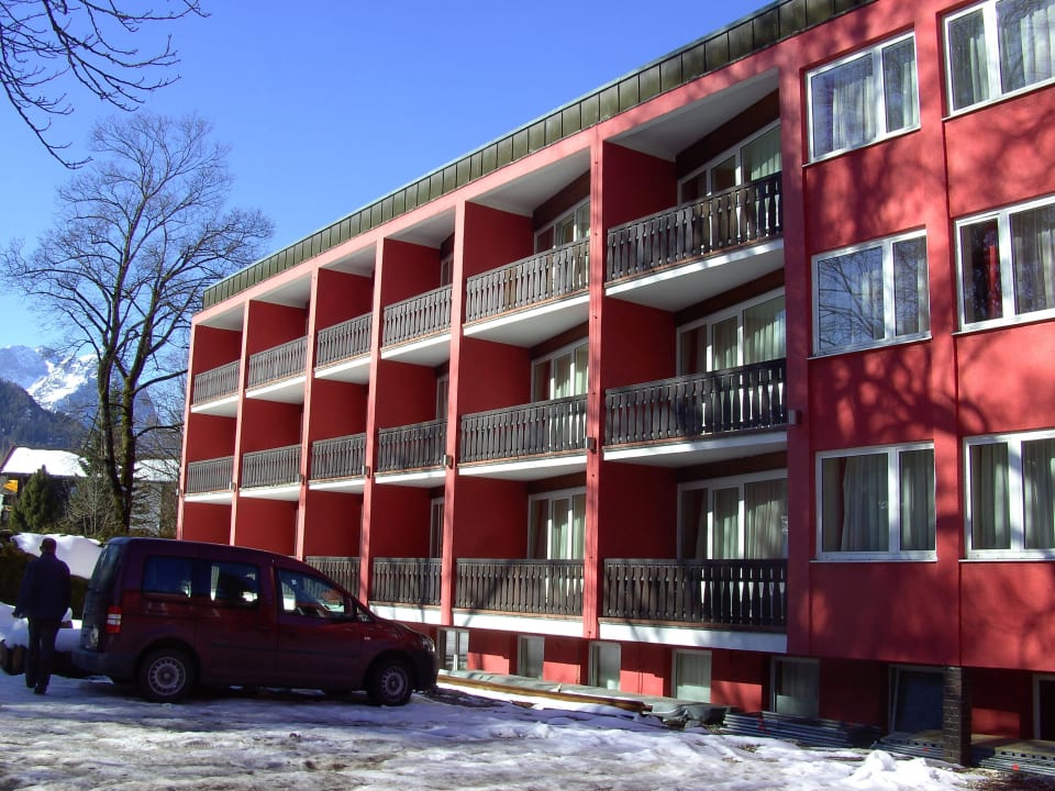 Rückseite Hotelansicht mit seitlichem Bergblick Hotel Atlas Sport