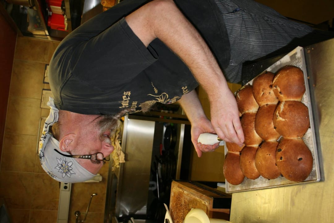 Grossvater bei der Arbeit Hotel Adler / Gasthof Zum verkauften Großvater