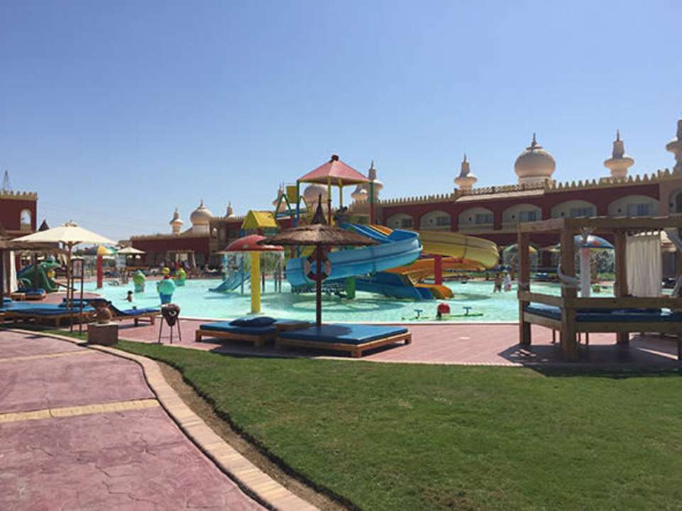 Einer von zehn Pools Pickalbatros Alf Leila Wa Leila Resort - Neverland Hurghada
