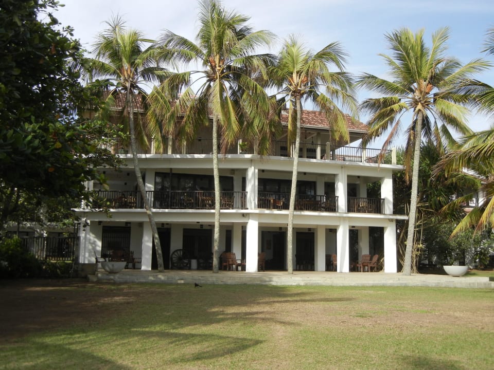 Hauptgebäude vom Strand aus Earl’s Reef Beruwala
