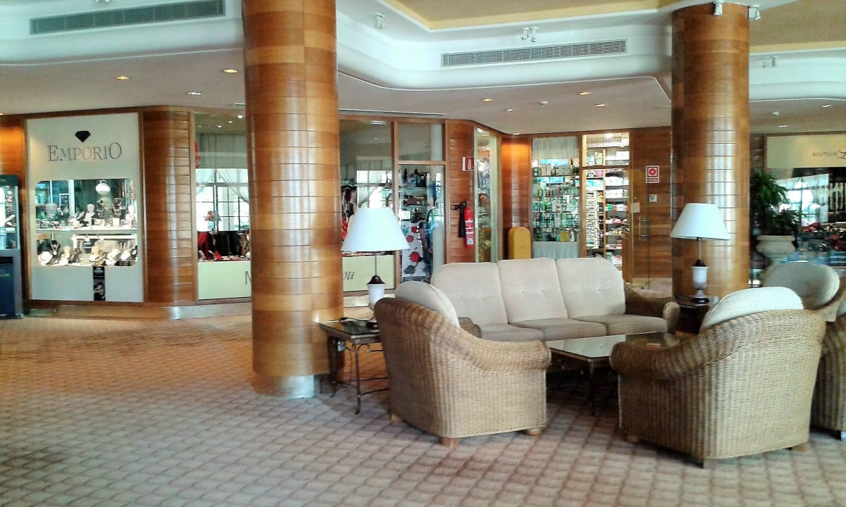 Einige Geschäfte in  der Lounge Hotel Riu Palace Tres Islas