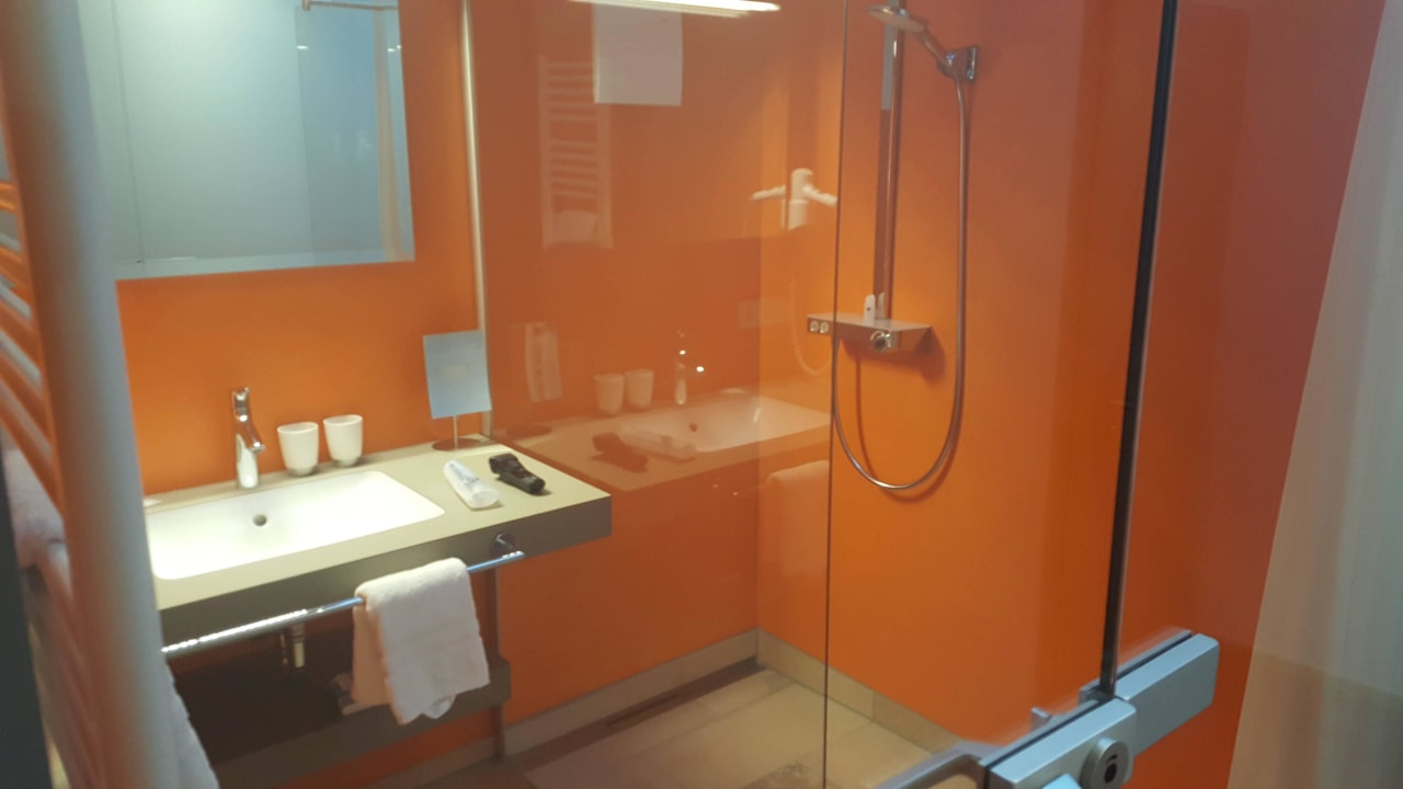 Badezimmer mit Dusche Hotel Adler