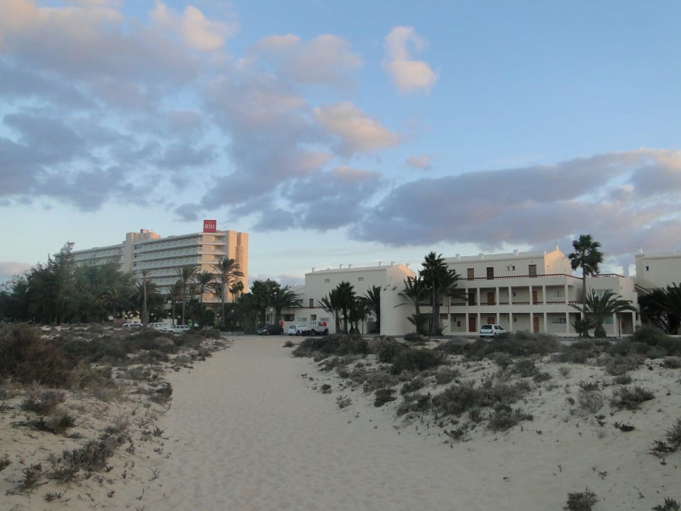 Links Hotel - rechts enige der Appartements Hotel Riu Oliva Beach Resort