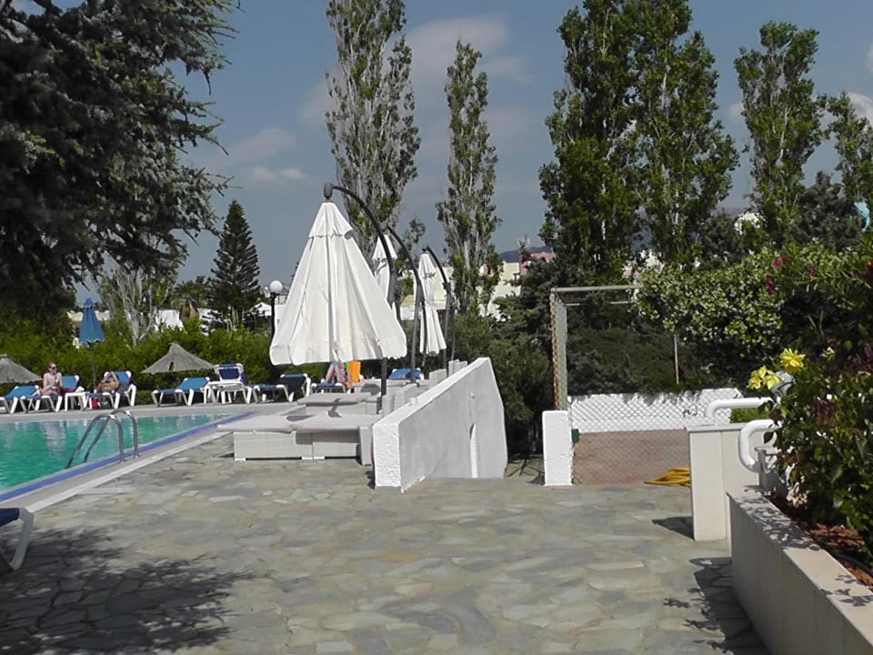 Poolbereicht mit 3 großen und breiten Sonnenliegen Sentido Kyknos Beach Adults Only 16+