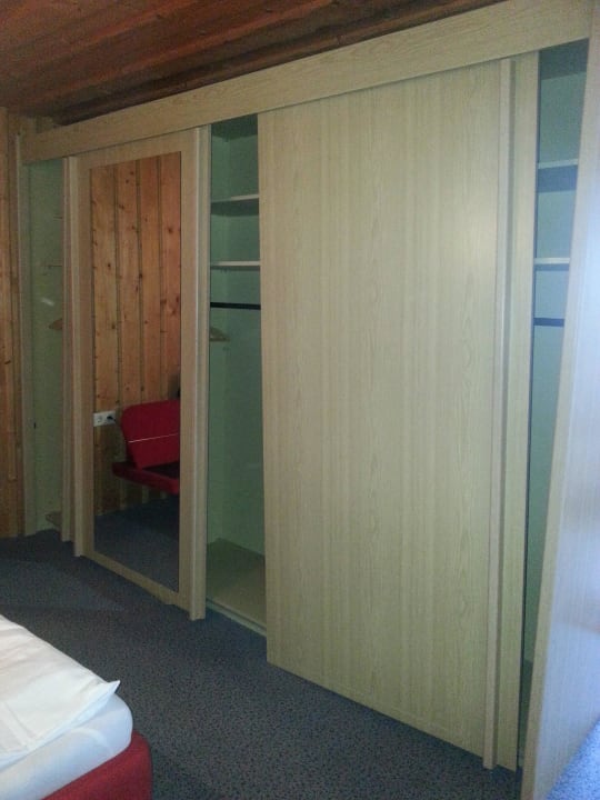 Der Kleiderschrank im ersten Zimmer Hotel Bergland-Hof