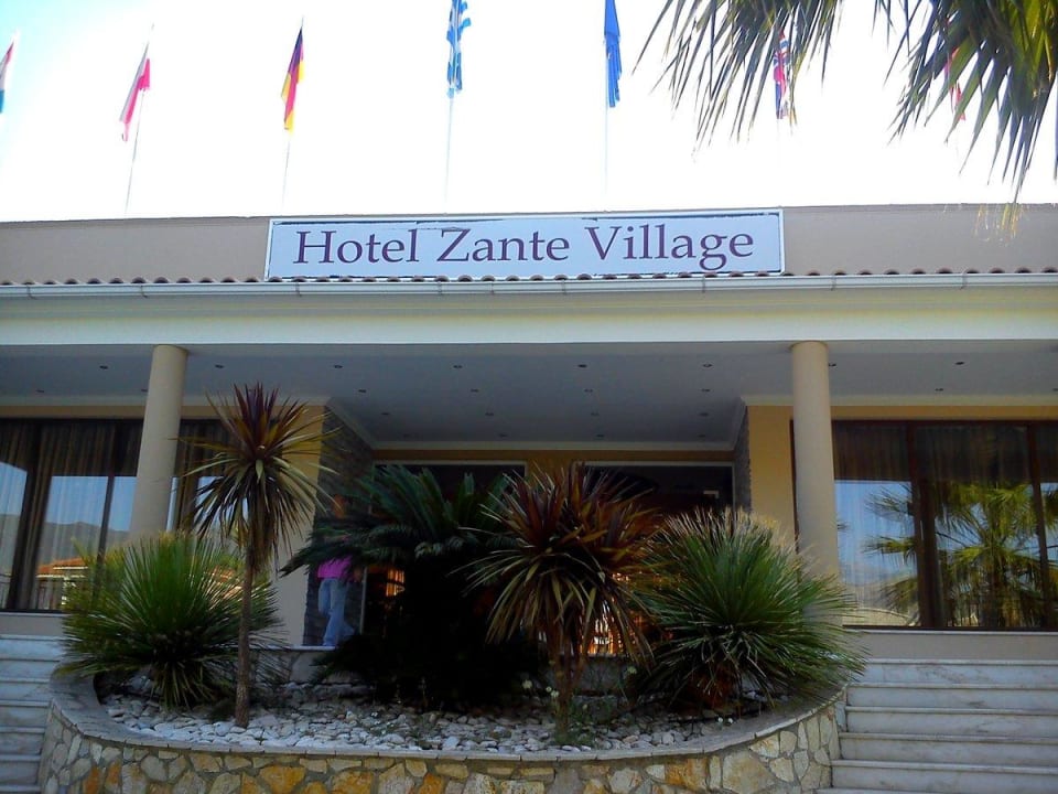 Wejście do hotelu Hotel Zante Village