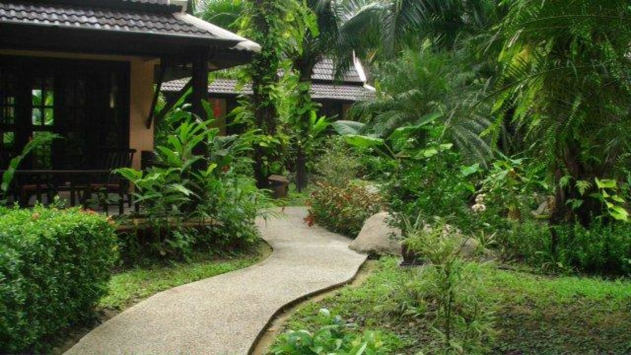 Der Weg zu/zwischen den Bungalows Hotel Khao Lak Palm Beach Resort