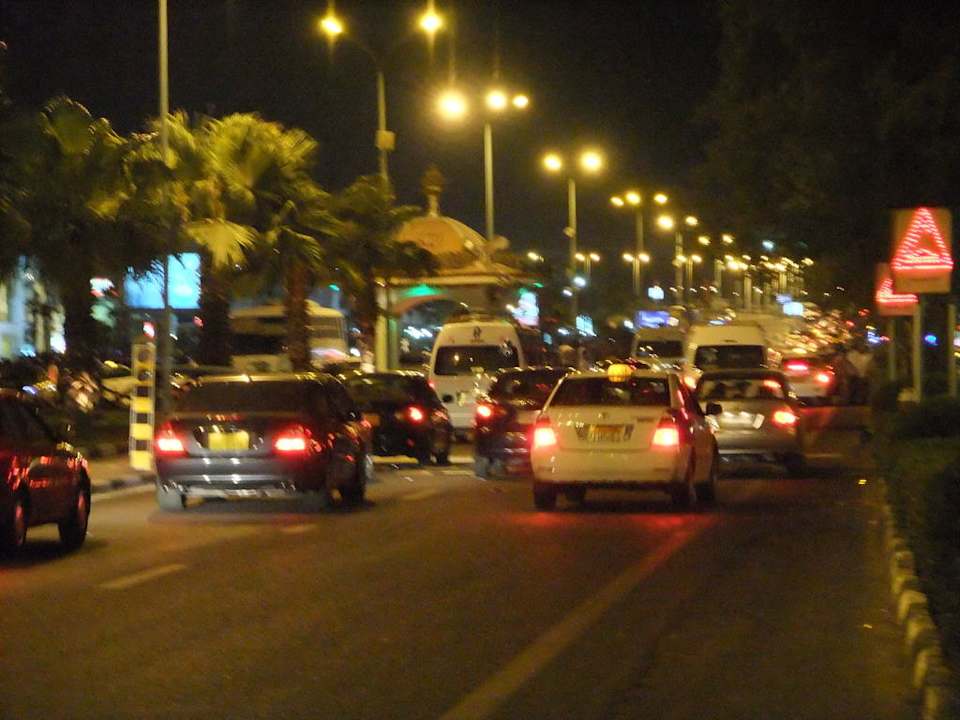Straße vor dem Hoteleingang Ghazala Gardens