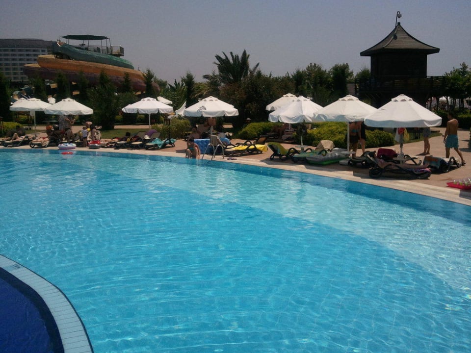 Wer nicht laufen möchte, kann auf der Poolstraße zu Limak Lara Deluxe Hotel & Resort