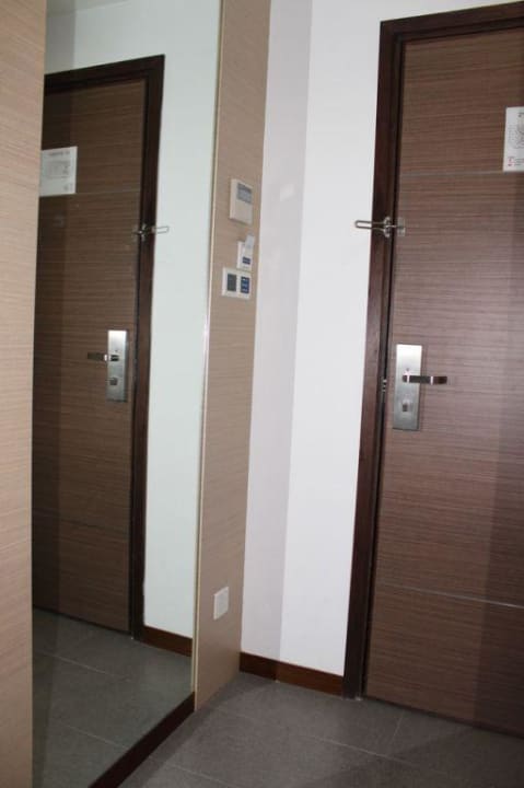 Großer Spiegle im eigentlich kleinen Zimmer Hotel Aqueen Balestier