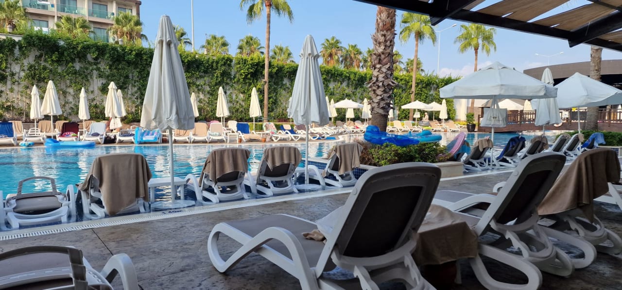 Pool Mary Hotel Side
